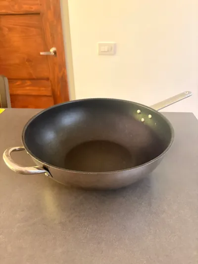 Wok cooking pan